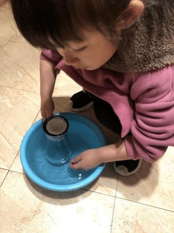水杯纸巾游戏,亲子互动水杯纸巾科学实验